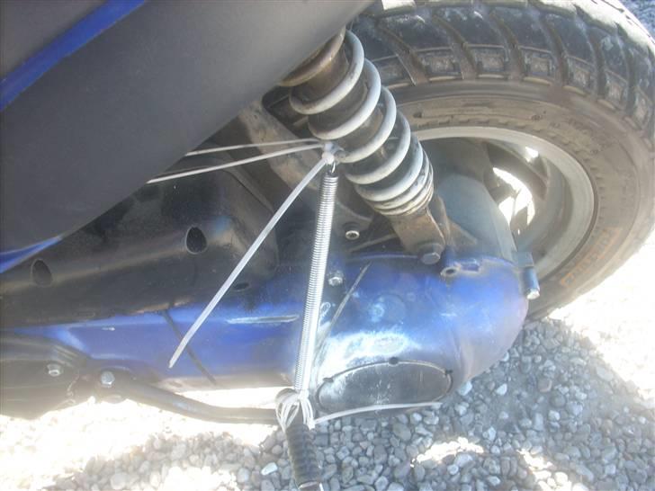 Piaggio typhoon byttet - der er ingen fjeder inde i kick starterskjoldet derfor fjeder billede 7