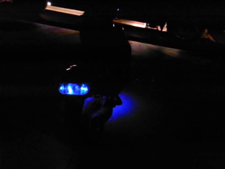 Yamaha JoG Fs (SOLGT) - neonlys og dioder =D men desværre er neonlys blevet pillet af igang da den ikke kunne trække det derfor kun dioder nu men også under den =D billeder kommer billede 19