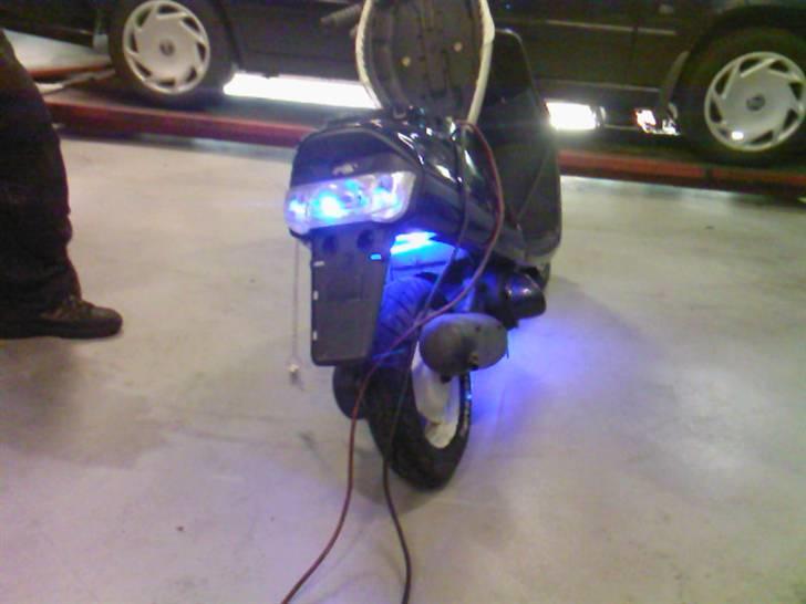 Yamaha JoG Fs (SOLGT) - neonlys og dioder =D men desværre er neonlys blevet pillet af igang da den ikke kunne trække det derfor kun dioder nu men også under den =D billeder kommer billede 20