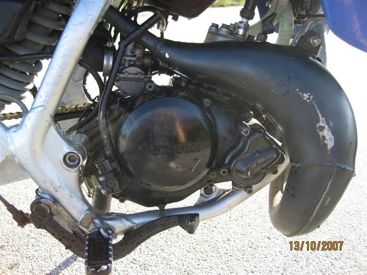 Suzuki RMX LC DD - Tror den har haft et mindre styrt engang.. den har også nogle ridser på det højre sideskjold.. billede 5