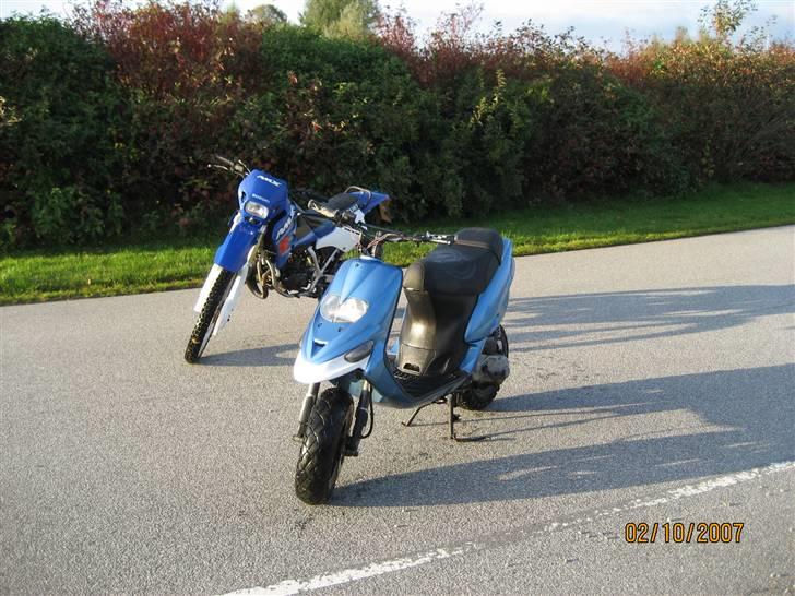Suzuki RMX LC DD - stalkeren er en vens: http://www.scootergalleri.dk/html/gal_visbil.asp?ID=153439&ipc=472662 billede 11