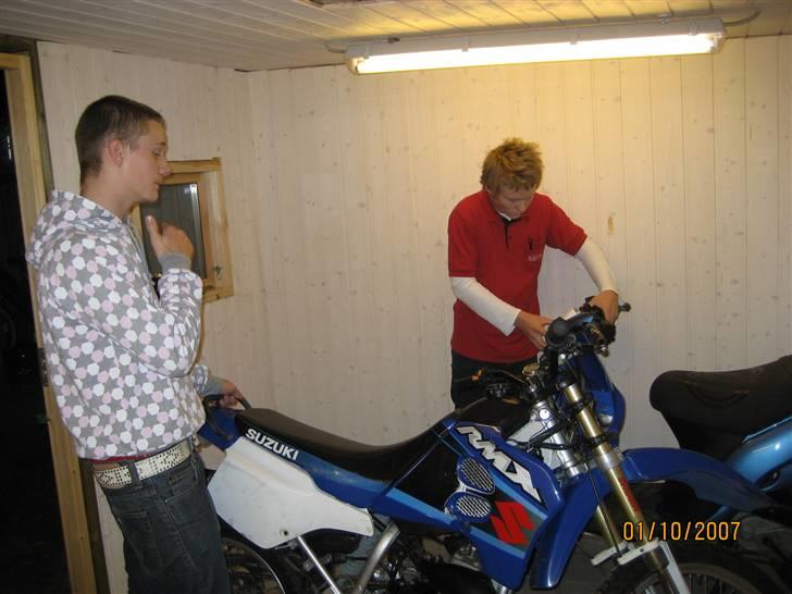 Suzuki RMX LC DD - Vores nye skur, som vi selv har bygget!! det er nede hos en ven, her står knallerten også lige forløbig. billede 13
