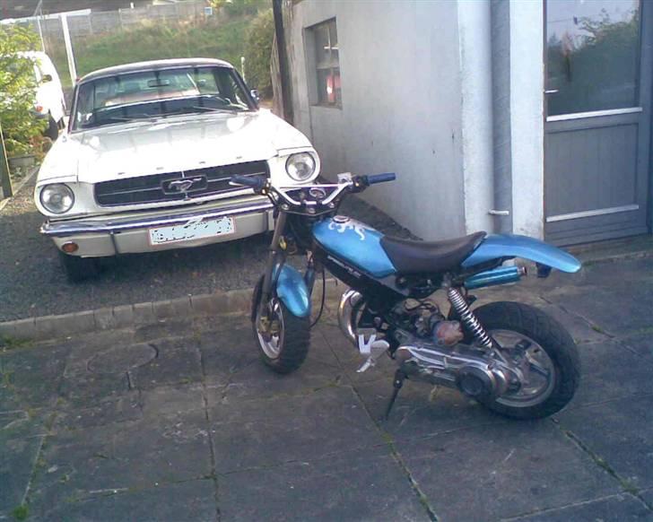 Suzuki street magic **SOLGT** - her holder den lige sammen med min fars mustang billede 1