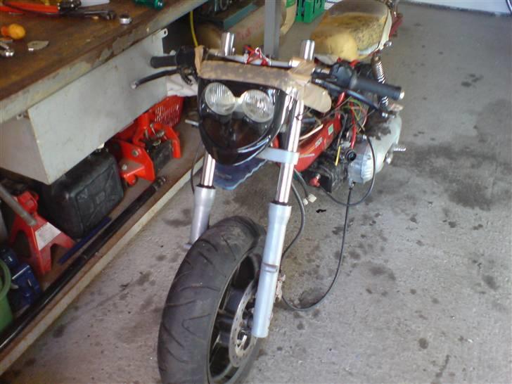 Suzuki DNA Rally projekt  - front/lygte lige hurtigt monteret.. der bliver spartlet badboy look billede 8