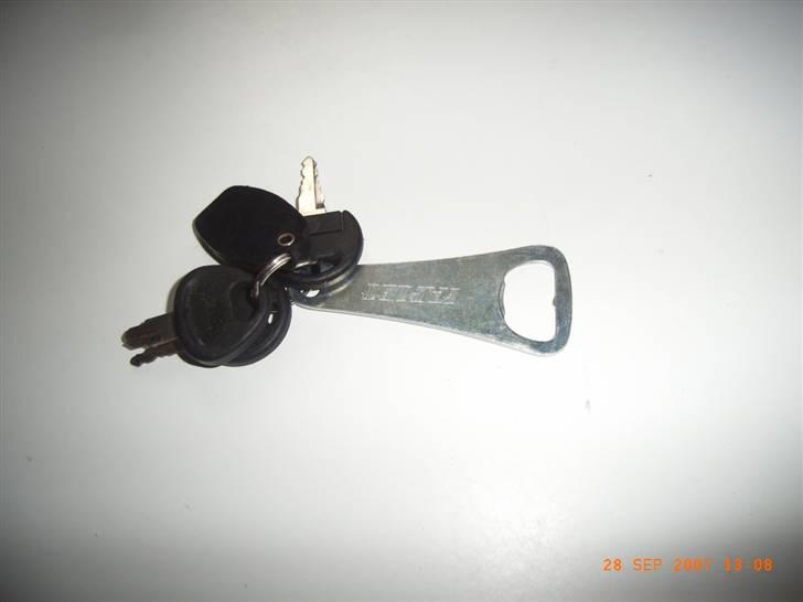 Honda melody ( madame blue) - nøgler til madame blue... og selvfølgelig er der en oplukker... man ved aldrig hvornår man løber ind i en kold øl billede 14