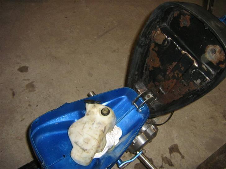 Puch Maxi Mini SOLGT! - Sæddet åbnet. med Yamaha jog tank. Tænker lidt på Dioder billede 11