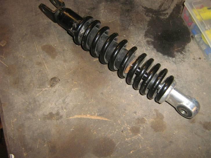 Puch Maxi Mini SOLGT! - Bagstøddæmperen! tror jeg er den første i Danmark til at sætte sådan en fyr på en Puch Maxi, Men ligepludselig da jeg kørte gik den på hjulet og jeg måtte lave et alternativ. (Den er fra en Sonic) billede 12