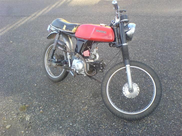 Honda SS50  - som den står idag d.8-december. nu med nr plade. (kun fordi jeg syntes det ser godt ud) billede 18