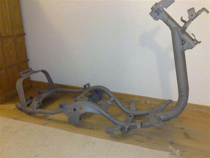 Yamaha Jog fs | Før - Stelet, lige blevet svejset og glasblæst billede 9