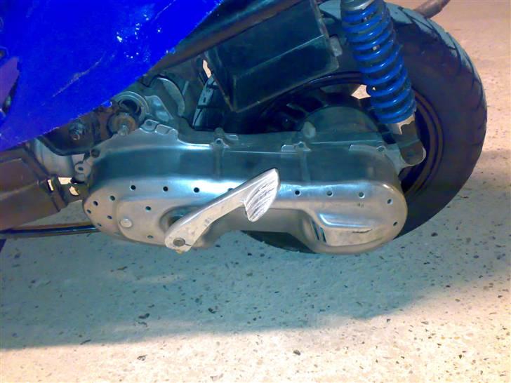 Yamaha Jog LcR VS Team X - Vario skjold glablæst, fræst ud så der var plads til OR kittet, samt højglans poleret... billede 3