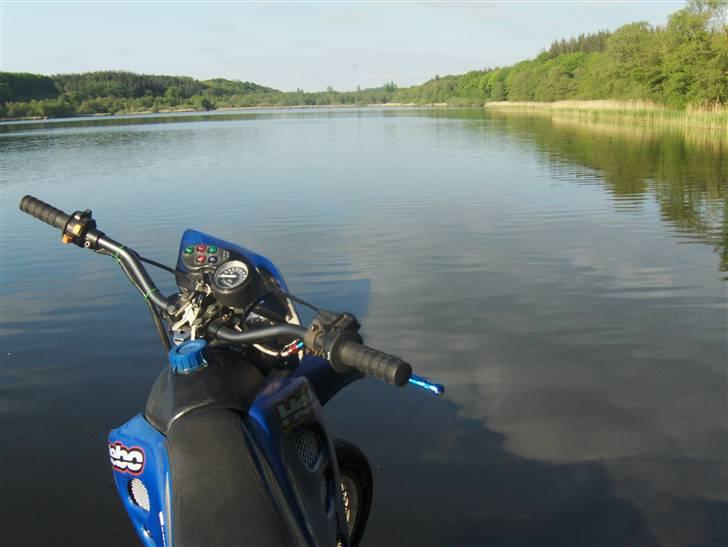 Suzuki SMX 70cc SOLGT - igen, ud over søen.. billede 5