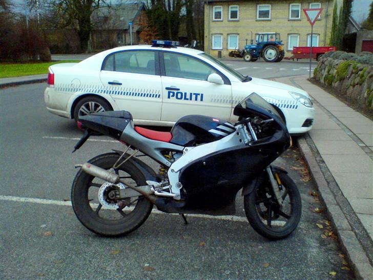 Aprilia RS50 SOLGT - Skyndte mig lige hen at få et billede ;D de kom gående lige efter og gloede mens jeg kørte forbi med bundgas ;D  billede 9