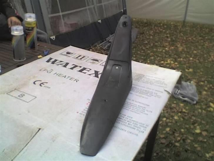 MiniBike pocket crosser - er igang med procjekt male mit skjold her har jeg slebet alt det grønne farve af billede 5