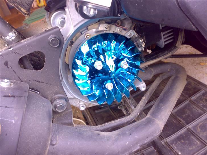 Yamaha Jog R - Aldrig køb blæser fra kgi.dk - bæ kval. smed det her a helvede til og malede den orig. metallic blå istedet :b billede 11