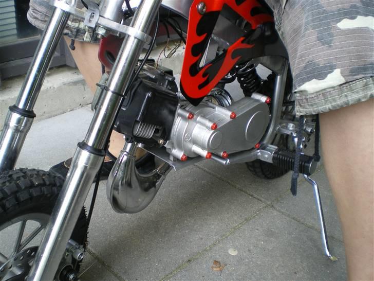 MiniBike Crosser [SOLGT] - frofra(halvt på siden) - se de fine skruer. og forgaflen osv. ser sq fin ud :D billede 1