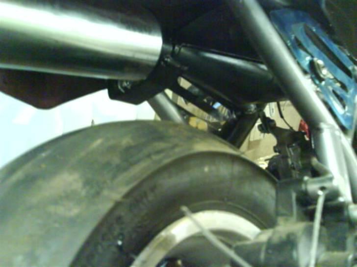 MiniBike banebike - udstødningen er også malet og har fået klarlak billede 12