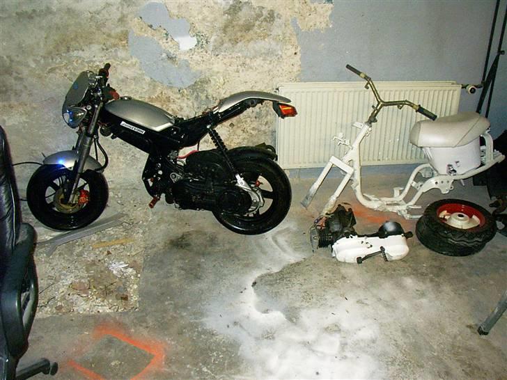 Yamaha jog byttet til bil og sco - sammen med min ssm indenfor i mit værksted :) billede 19