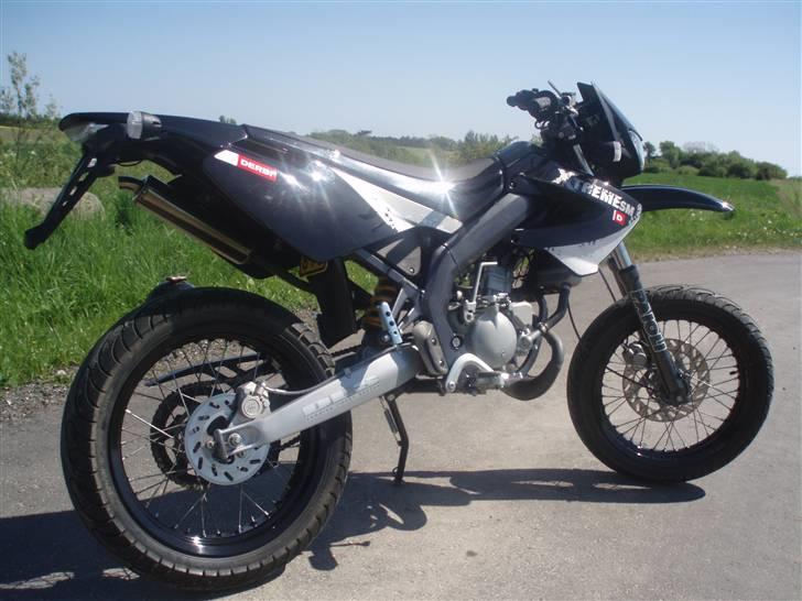 Derbi Senda Xtreme SM (Solgt) - Damn , hvor er hun lækker . (: Kig i mit fotoalbum af hende , der er alle billeder jeg har af hende , næsten . (: billede 1