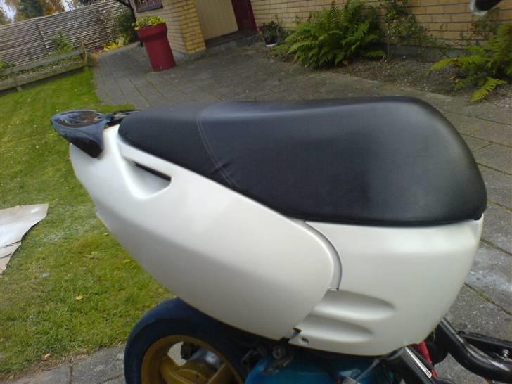 Aprilia sonic //Projekt!! - lige sat på for sjov. ser da meget godt ud ? spoilen bliver samme farve som yderskjoldene bliver. billede 7