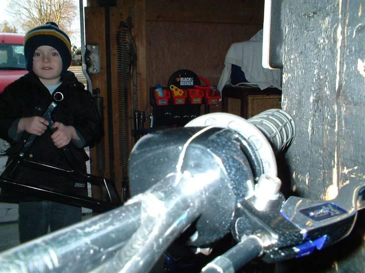 Yamaha  Jog as  Evolution Solgt. - nogle der kan se hvad der er fjernet.?? det er den der klump det går op som sipespejlet skruges på billede 9