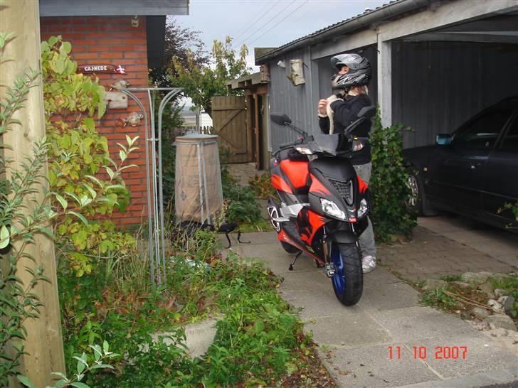 Aprilia ditech sr factory 07 - Fuck jeg ligner en spade derpå! d; Klamme spejle, de skal af en dag.. billede 2