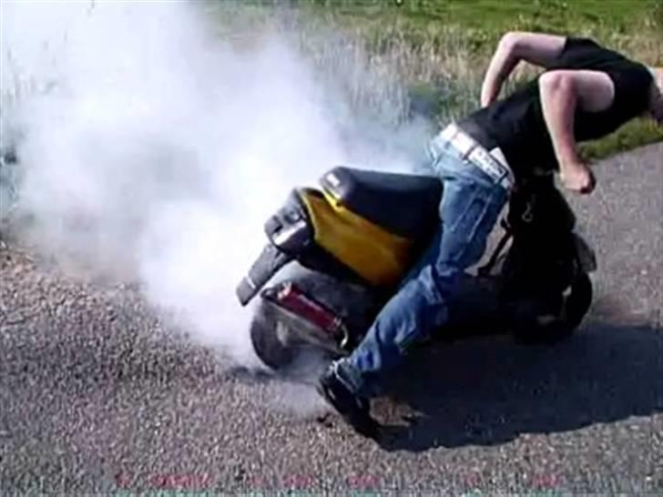 Derbi SENDA SM MONSTERET   før - mig på min gamle  jog skulle jo have nye dæk på billede 16