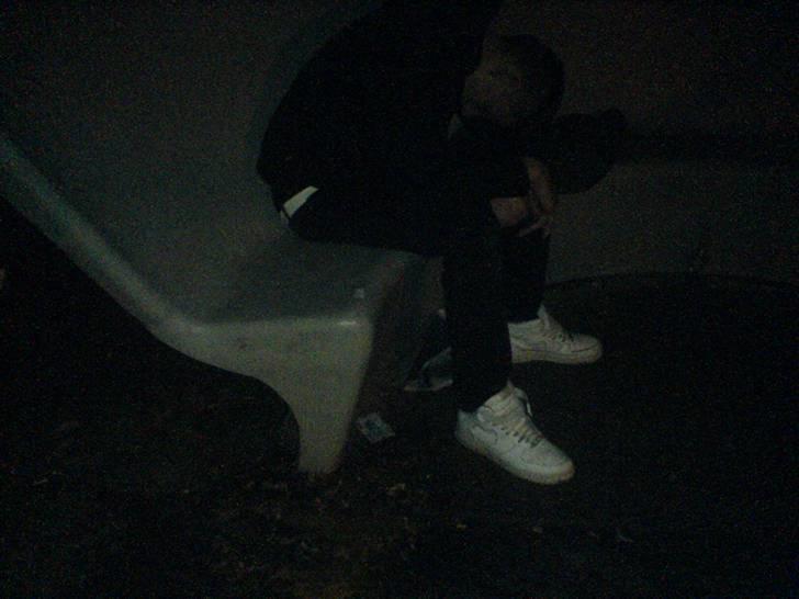 Aprilia sonic - haha min lange ven gik kold på 10 øl. så knækkede han sig. det er lidt svært at se men er nederst på billedet i V. hjøne :P billede 8