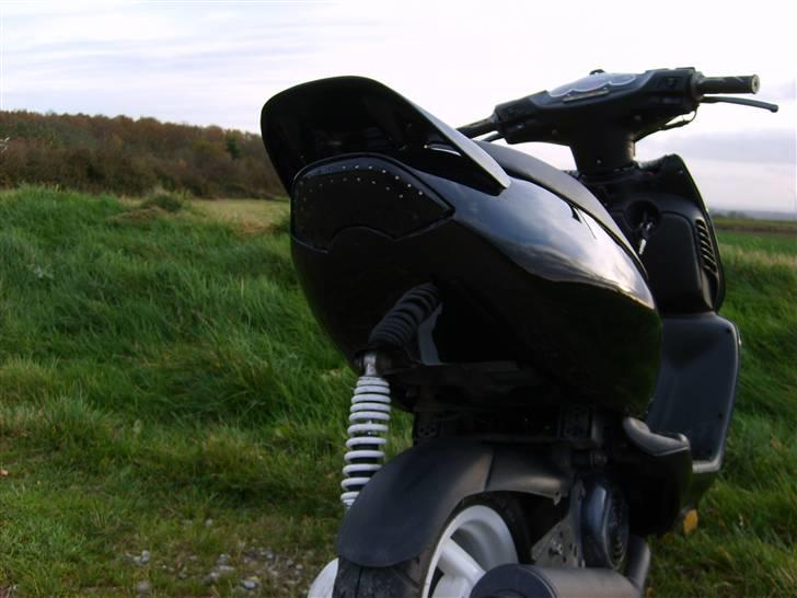 Aprilia sonicen - FØR - - røven som jeg også har lavet selv. ! bemærk blinklysene i bagenden er spartlet væk.. ikke set før.  billede 8