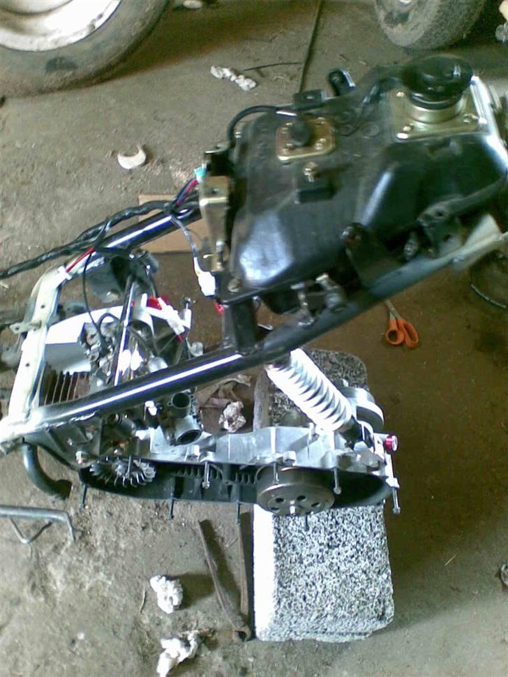 PGO HOT50               (DØD) - igang med at samle billede 6