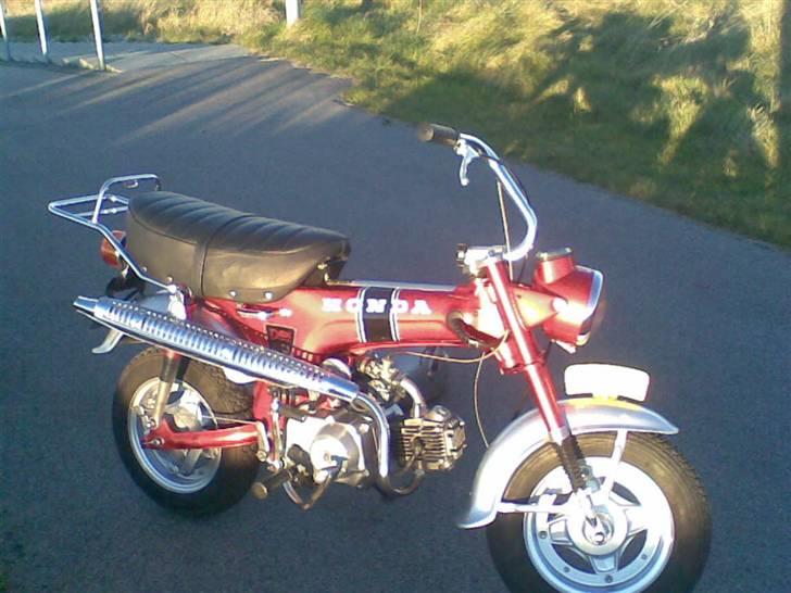 Honda dax st 50 solgt - lige ude i solen det er taget med mobilen derfor det ser lidt sjovt ud  billede 9