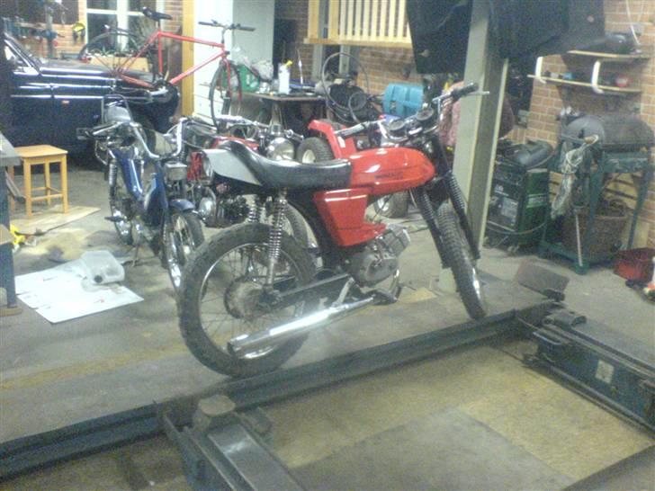 Puch monza. solgt til Daniel L - puch monza på liften. tjek det dejlige værksted i baggrunden. det er nice:D billede 1