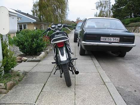 Puch Monza Flagskib - bilen ved siden af er min kammerat´s som kan ses på:   http://www.bilgalleri.dk/html/gal_visbil.asp?ID=17238 billede 2