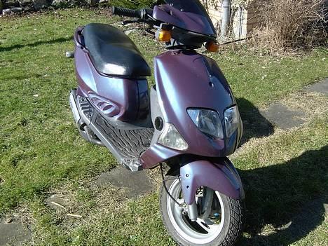 PGO Dr. big byttet til  R M X - der kan man så se den flotte kamæleon farve... det er lettere at se at den skifter farver irl da det ikke er lige så meget "glimmer" i den maling som den er malet med billede 1