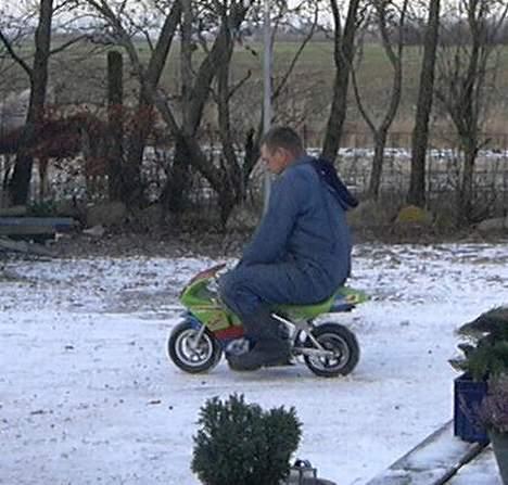 MiniBike 49cc - jaa det er så min far der er ude og køre.. det var så ugens griner... hehe... billede 5