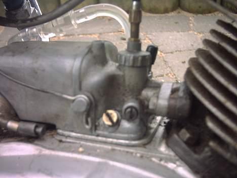 Monark monark, solgt!! - Er der nogen der ved hvad den guldie skrue i karbuen er til og hvordan skal den stå....!!! billede 5