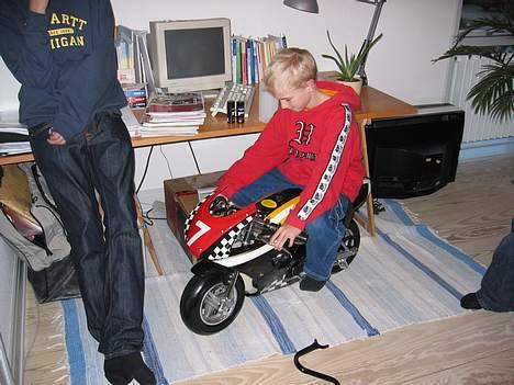 MiniBike Daytona G2 Minarelli - Sådan så den ud lige da jeg fik den... Her er det min lillebror der sidder på den,! billede 5