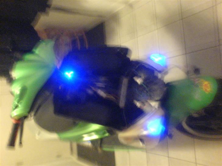 Peugeot Speedfight 2 **SOLGT** - Dioderne... Der mangler stadig noget!  Køber måske et LED rør og sætter bag det kommende gitter. billede 3