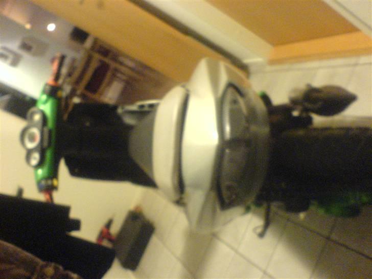 Peugeot Speedfight 2 **SOLGT** - Baglygten er skiftet.. Derfra i kommer til at se mig når jeg suser forbi jer ;) billede 4