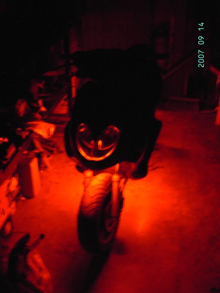 Keeway FocusNeon-scooter - lige lidt af neonen:P den lyser os roedt ved det roede gitter foran naar man bytter :P billede 19