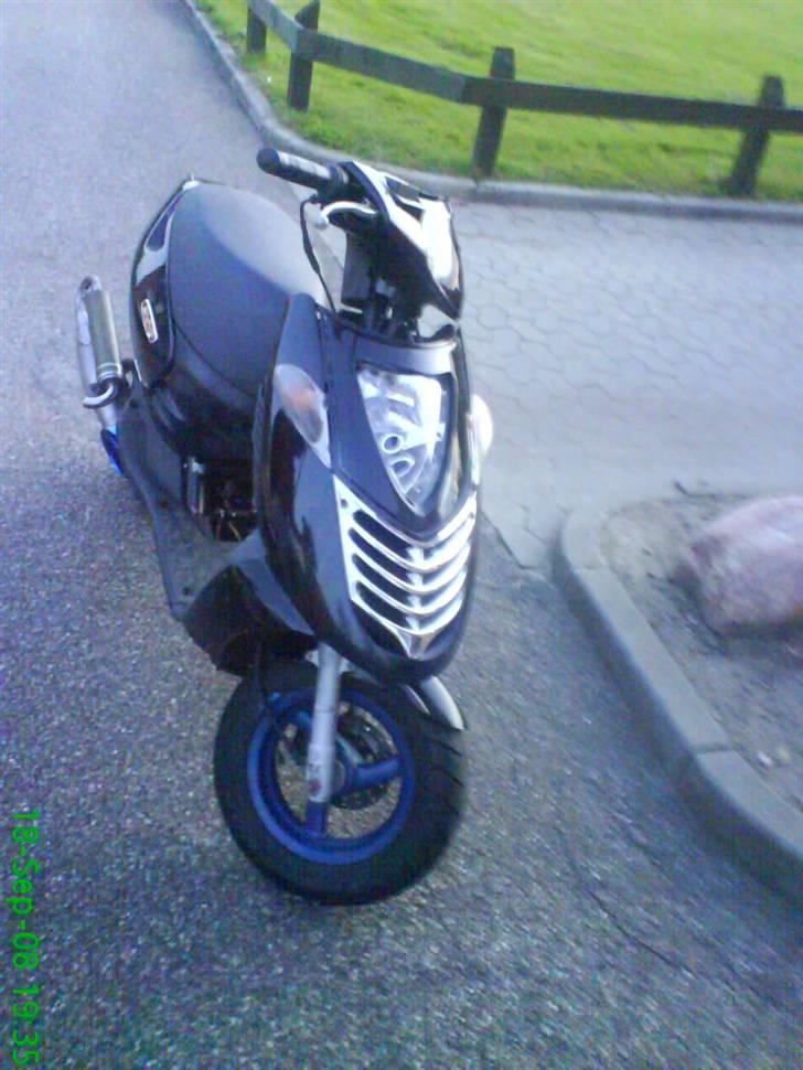 Aprilia Sonic AC SOLGT - lige kommet ud og kører på det tidspunkt :b, blev stoppet af paderne senere, men skulle bare trække den :D billede 1