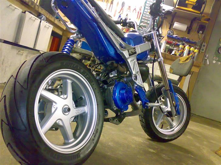 Suzuki street magic - den er ved at blive samlet efter maling. billede 8