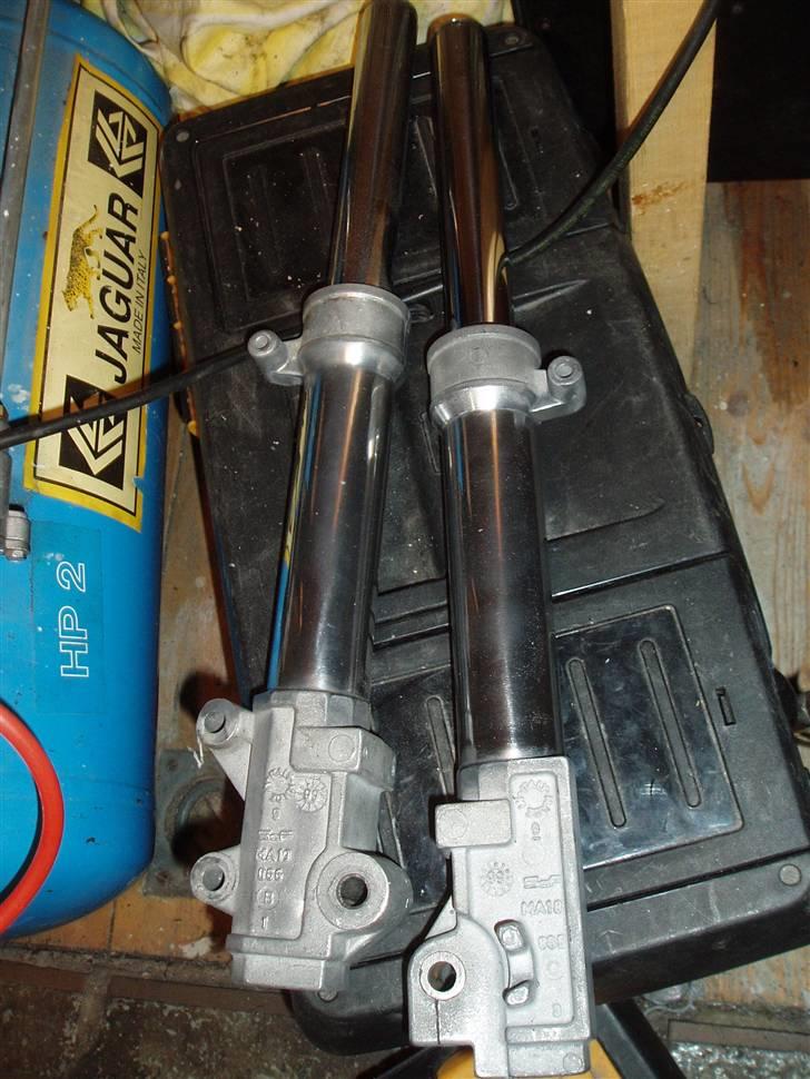 Aprilia SR 50 / Aerox SOLGT - de poleret gaffel ben. (magler stadig lidt... enderne bliver lakeret billede 8