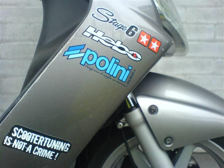 Yamaha jog R 04 SOLGT - Siden skal være fyldt helt ud på stickers.. billede 3
