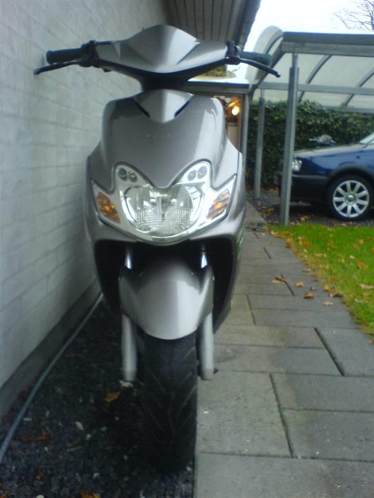 Yamaha jog R 04 SOLGT - Forfra billede 9