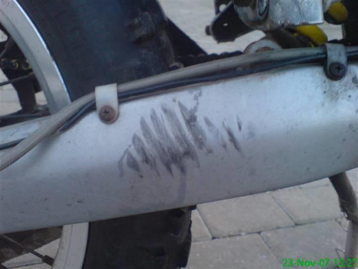 Derbi Senda MHR Byttet - aerox - Labuz der lige skulle kører ind i mig så vi fløj ind i hans hæk haha.. :D billede 2