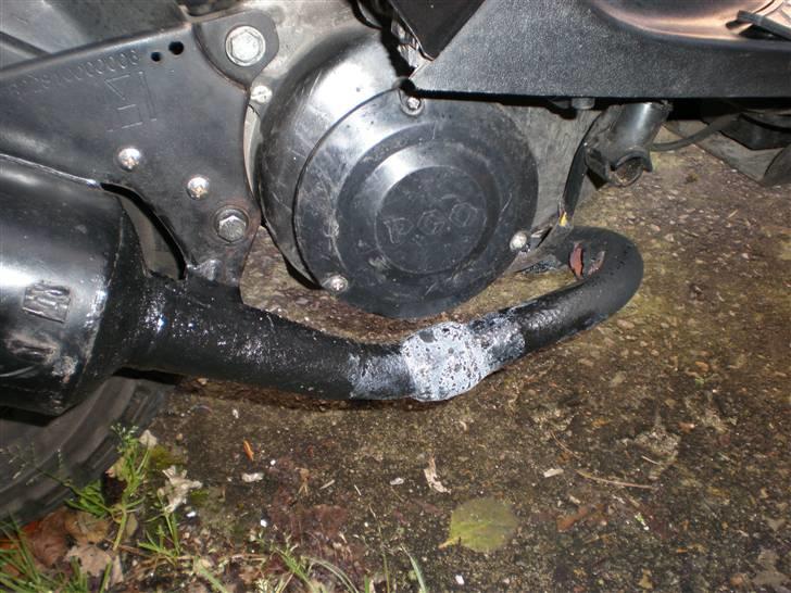 PGO hot 50 (FØR Renovering) - den smukke´s udstødningen blev labbet med nogen specielt gummi noget taget den 25-11-07 billede 12