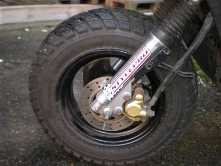 PGO hot 50 (FØR Renovering) - den smukke´s forhjul med skive og bremse taget den 25-11-07 billede 14