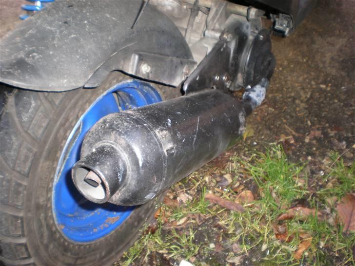 PGO hot 50 (FØR Renovering) - den smukke´s baghjul og udstødning taget den 25-11-07 billede 16