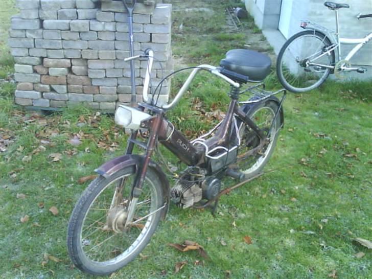 Puch Puch K SOLGT! - Kører fint af en puch (ca. 40 km/t) 100% standard, aldrig pillet ved den, starter godt og lyder fin (Der er dog udstødning uden lyddæmper på billeder, men den er skiftet nu, larmer mere, men yder farten med ca 5 km/t.) billede 2