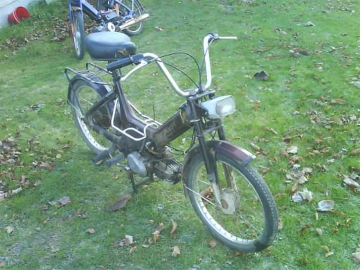 Puch Puch K SOLGT! - Kører fint af en puch (ca. 40 km/t) 100% standard, aldrig pillet ved den, starter godt og lyder fin (Der er dog udstødning uden lyddæmper på billeder, men den er skiftet nu, larmer mere, men yder farten med ca 5 km/t.) billede 3